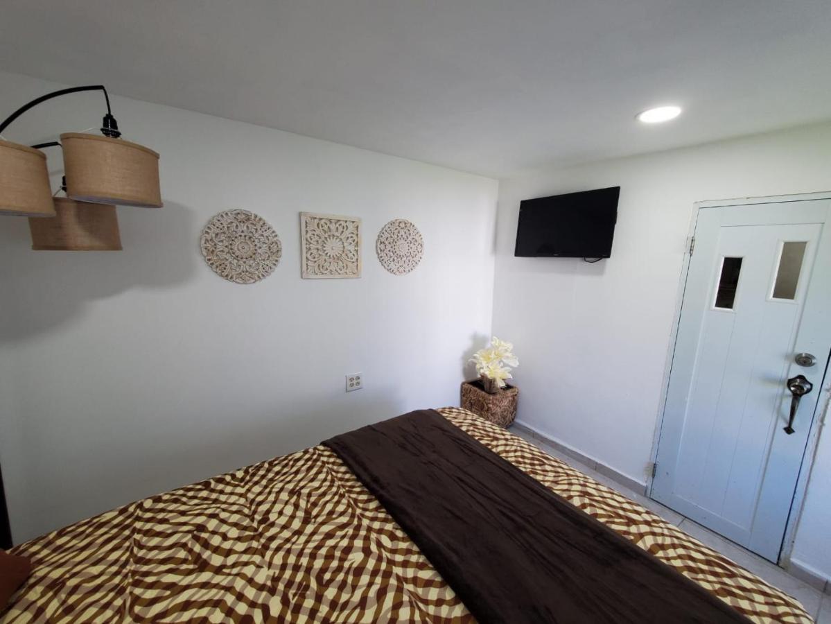 Aguadilla Breeze Apt In Gated Complex 8 Minute Walk To Crashboat Beach Esterno foto